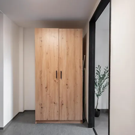 Cozy Near Krizikova Metro פראג