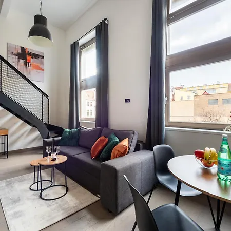 Cozy Near Krizikova Metro דירה