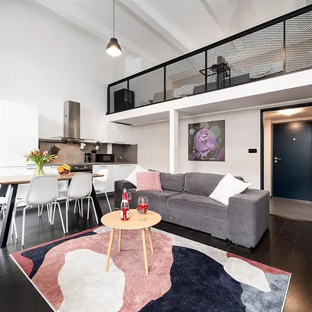 Cozy Near Krizikova Metro דירה *
